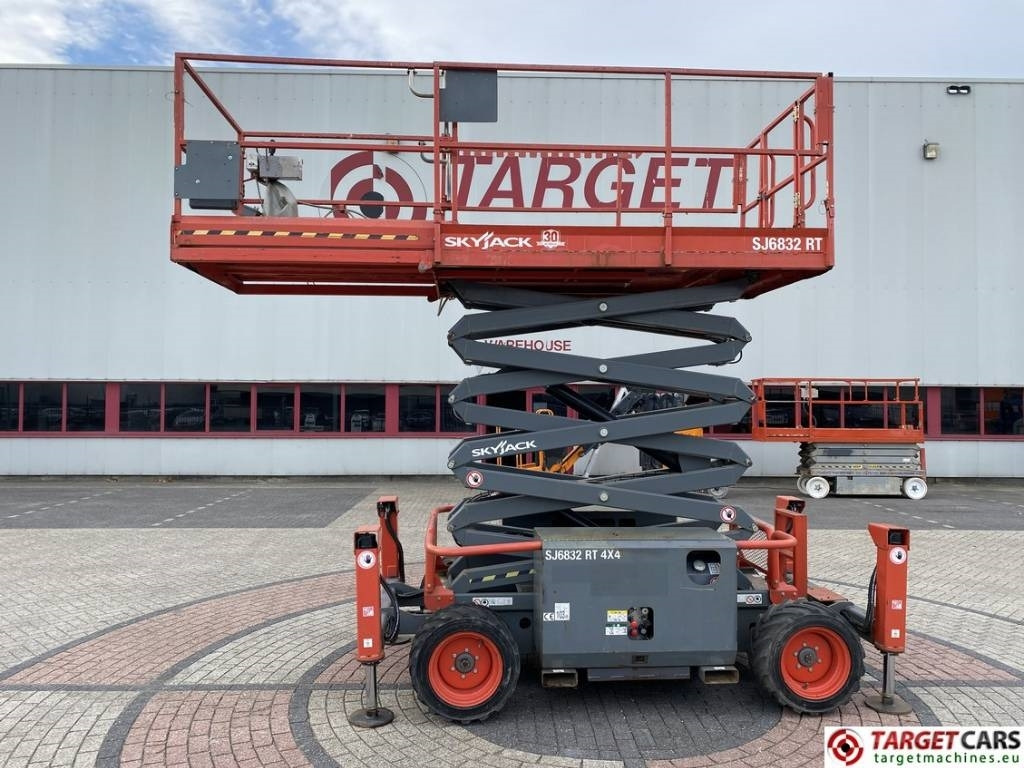 SkyJack SJ6832RT Diesel Scissor Work Lift 1180cm - Žirklinis keltuvas: foto 5 SkyJack SJ6832RT Diesel Scissor Work Lift 1180cm - Žirklinis keltuvas: foto 5
