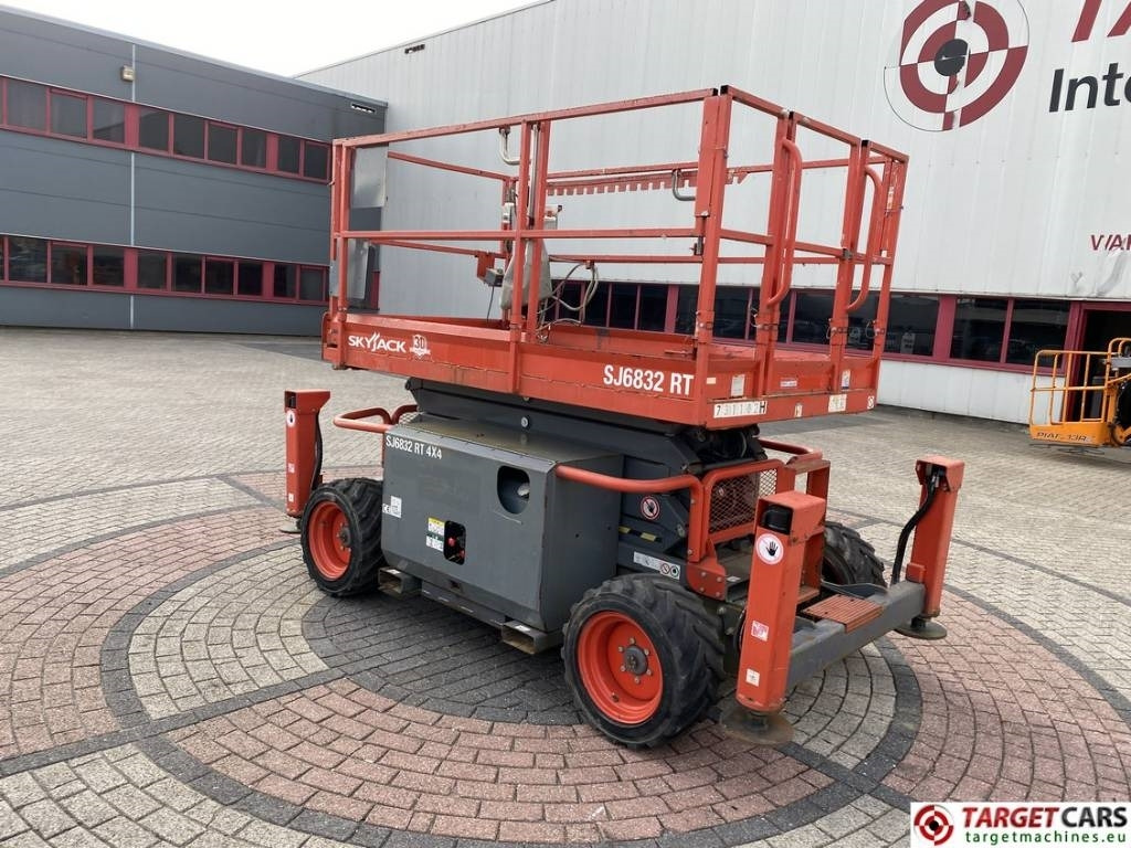 SkyJack SJ6832RT Diesel Scissor Work Lift 1180cm - Žirklinis keltuvas: foto 4 SkyJack SJ6832RT Diesel Scissor Work Lift 1180cm - Žirklinis keltuvas: foto 4