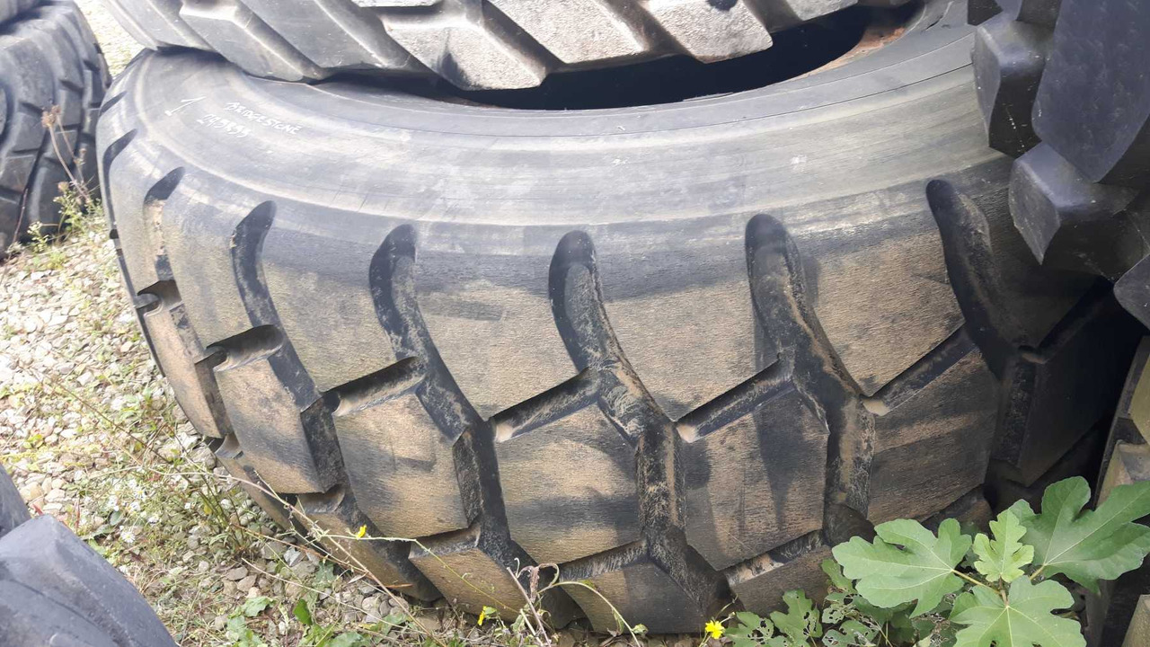 BRIDGESTONE 29/5R35 Pneumatici 29.5R35 in buone condizioni - Padanga - Statybinė technika: foto 2 BRIDGESTONE 29/5R35 Pneumatici 29.5R35 in buone condizioni - Padanga - Statybinė technika: foto 2