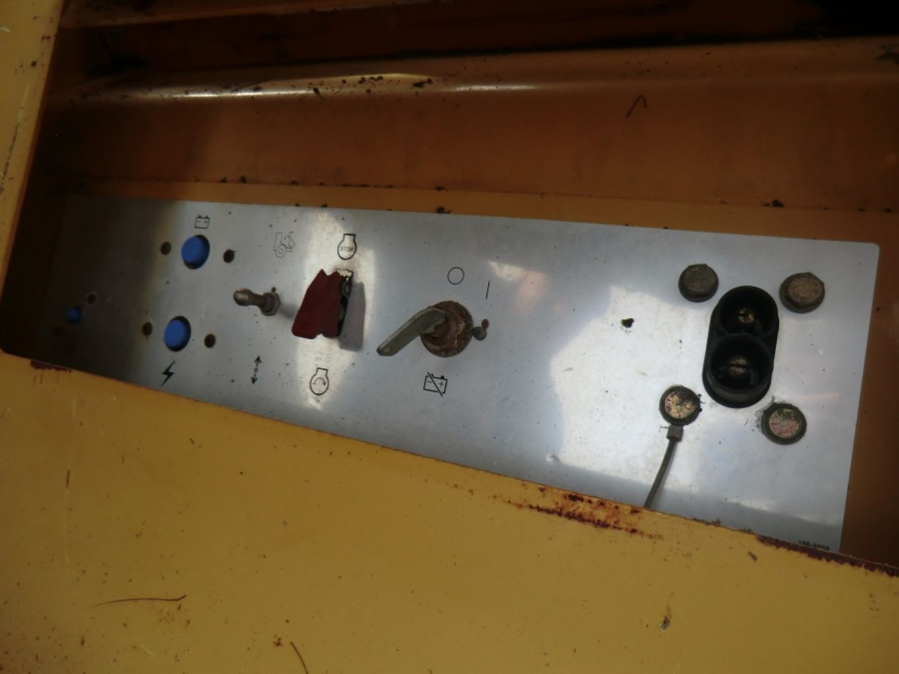 Caterpillar 735 Serbatotio olio idraulico, completo di porta batterie, quadro elettrico. - Hidraulinis bakas - Statybinė technika: foto 1 Caterpillar 735 Serbatotio olio idraulico, completo di porta batterie, quadro elettrico. - Hidraulinis bakas - Statybinė technika: foto 1