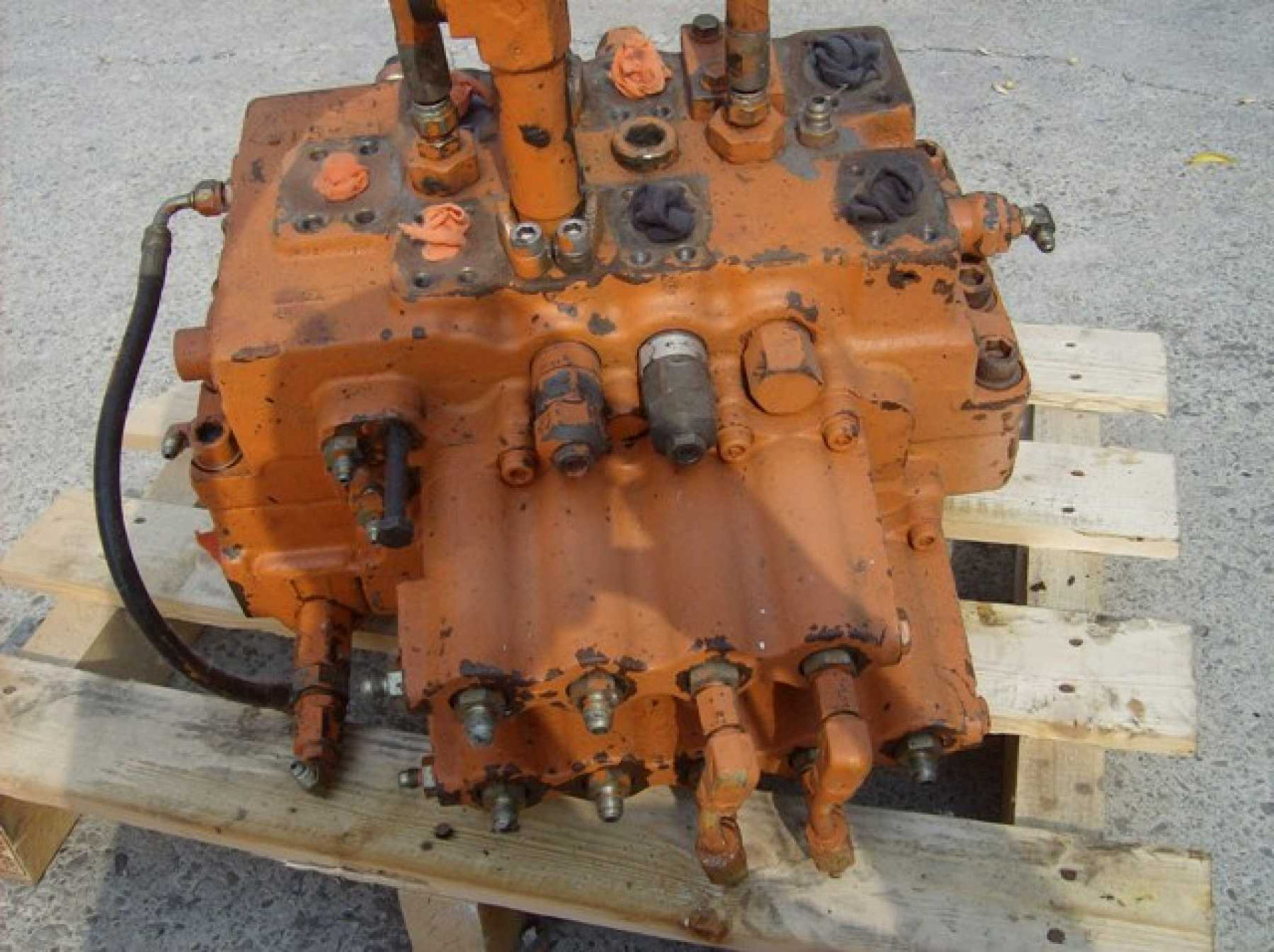 FIAT HITACHI FH300.2 distributore idraulico - Hidraulinis vožtuvas - Statybinė technika: foto 3 FIAT HITACHI FH300.2 distributore idraulico - Hidraulinis vožtuvas - Statybinė technika: foto 3