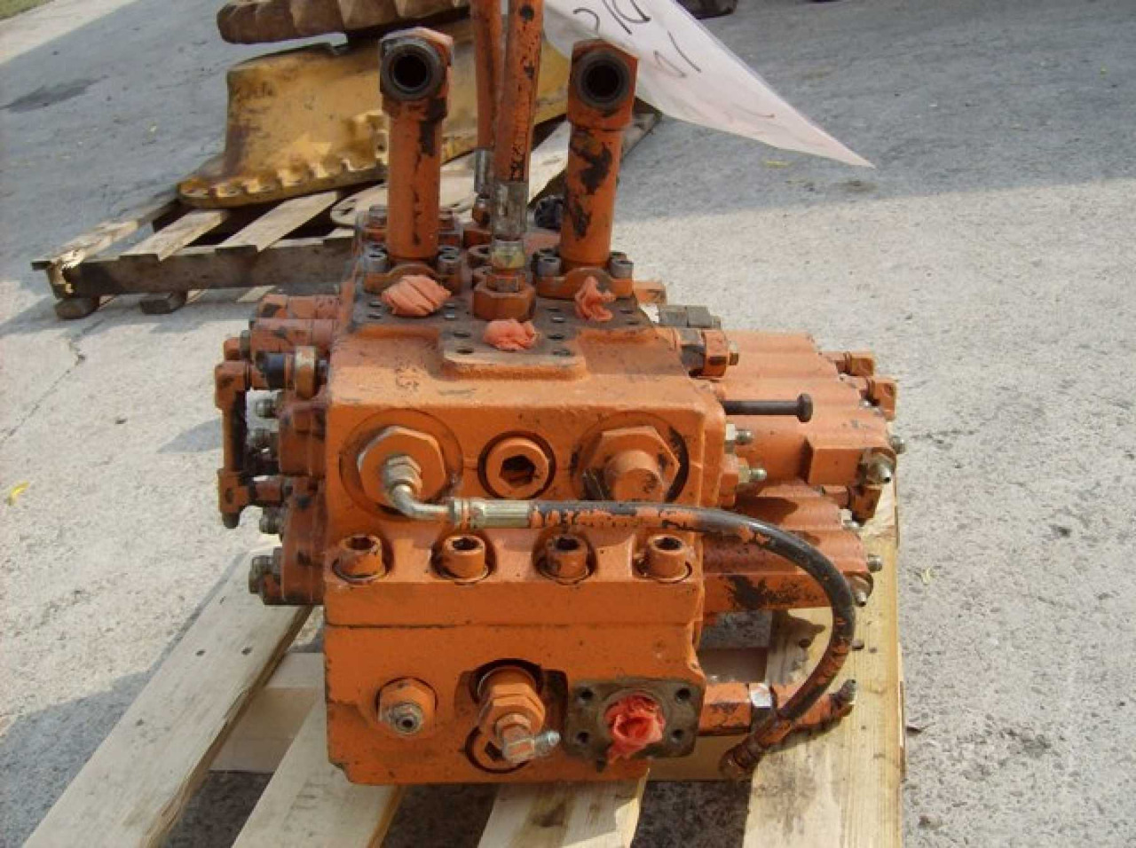 FIAT HITACHI FH300.2 distributore idraulico - Hidraulinis vožtuvas - Statybinė technika: foto 2 FIAT HITACHI FH300.2 distributore idraulico - Hidraulinis vožtuvas - Statybinė technika: foto 2