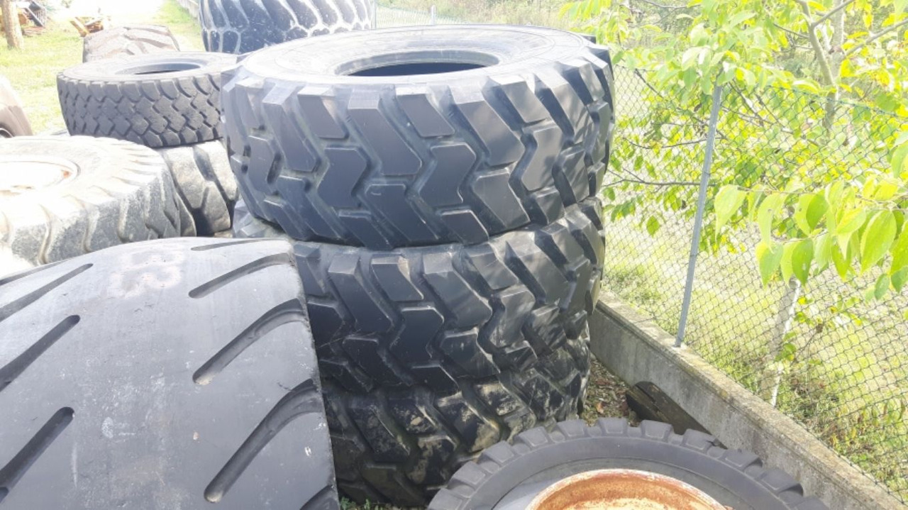 MICHELIN 29/5R35 Pneumatici 29.5R35 in buone condizioni - Padanga - Statybinė technika: foto 2 MICHELIN 29/5R35 Pneumatici 29.5R35 in buone condizioni - Padanga - Statybinė technika: foto 2