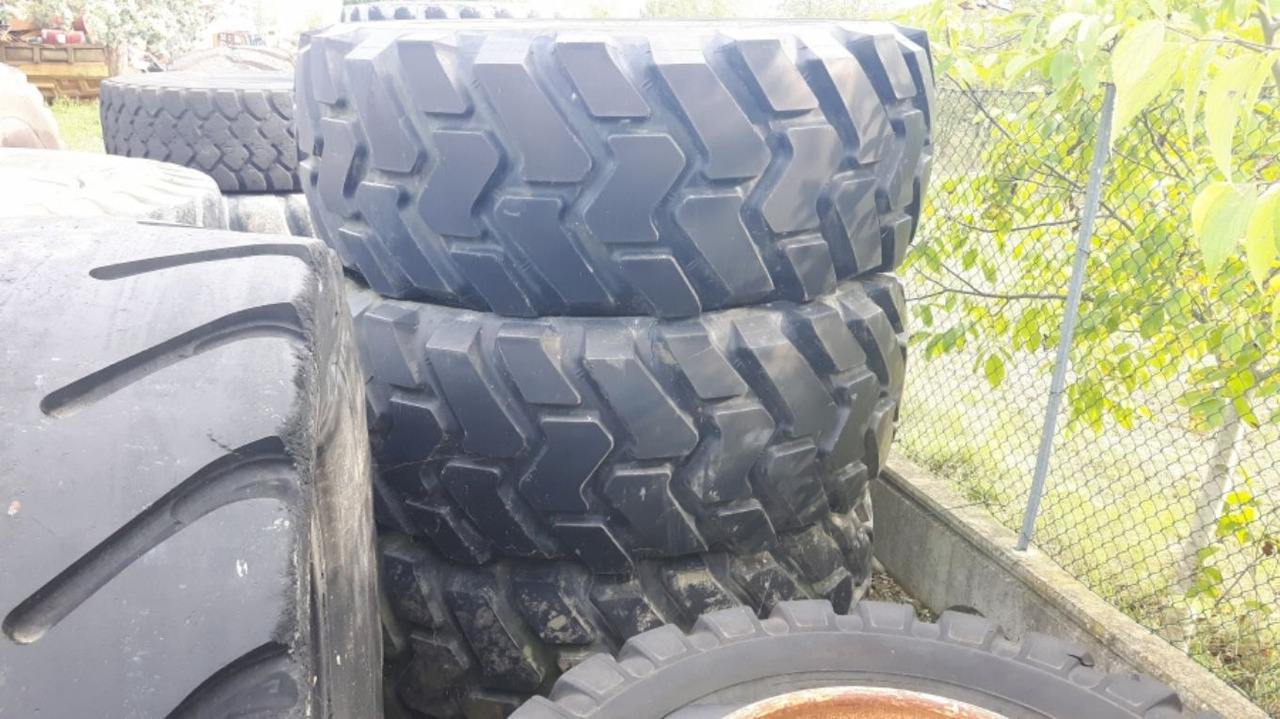 MICHELIN 29/5R35 Pneumatici 29.5R35 in buone condizioni - Padanga - Statybinė technika: foto 1 MICHELIN 29/5R35 Pneumatici 29.5R35 in buone condizioni - Padanga - Statybinė technika: foto 1