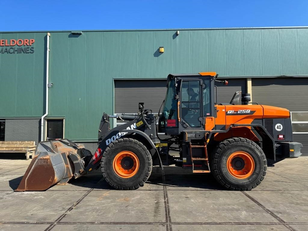 Doosan DL250-7 - Ratinis krautuvas: foto 1 Doosan DL250-7 - Ratinis krautuvas: foto 1
