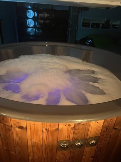 Izabella Wellnessanhänger mit Sauna und Whirlpool, Stromaggregat - Prikabinamas namelis: foto 4 Izabella Wellnessanhänger mit Sauna und Whirlpool, Stromaggregat - Prikabinamas namelis: foto 4
