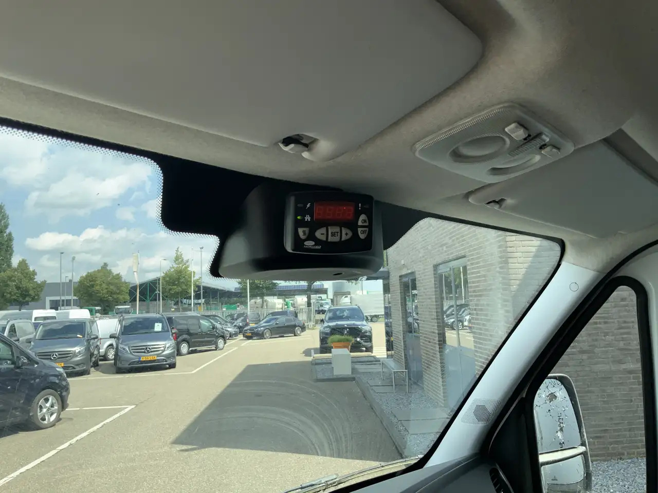 Iveco Daily 35C13 2.3 375 Automaat Koelmeubelbak Deuren Dag&Na - Furgonas šaldytuvas: foto 5 Iveco Daily 35C13 2.3 375 Automaat Koelmeubelbak Deuren Dag&Na - Furgonas šaldytuvas: foto 5