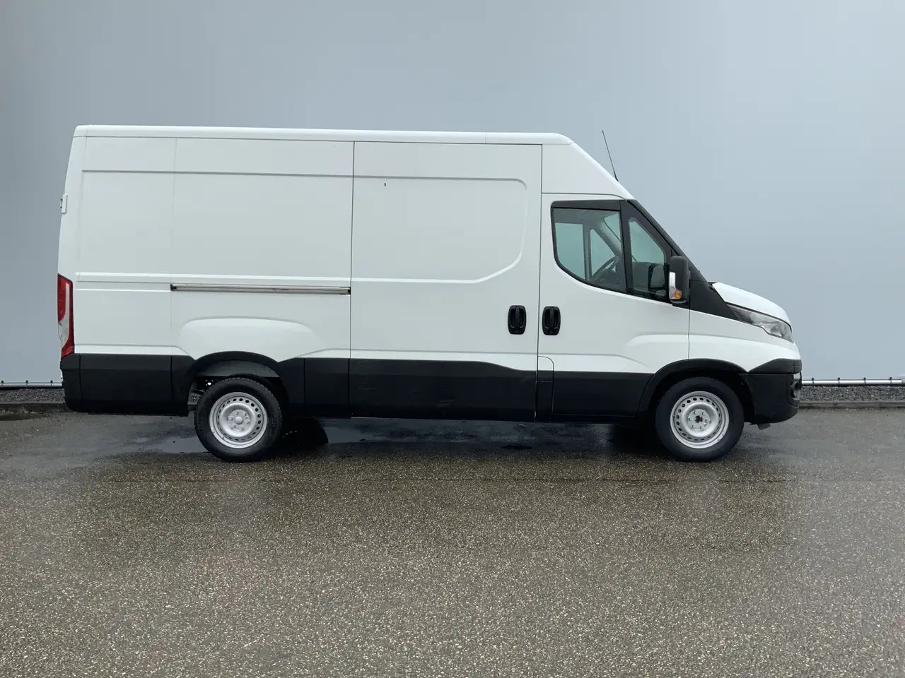 Iveco Daily 35S13V 2.3 352 H2 L3 Airco 3 Zits Opstap Euro 5 - Krovininis mikroautobusas: foto 3 Iveco Daily 35S13V 2.3 352 H2 L3 Airco 3 Zits Opstap Euro 5 - Krovininis mikroautobusas: foto 3