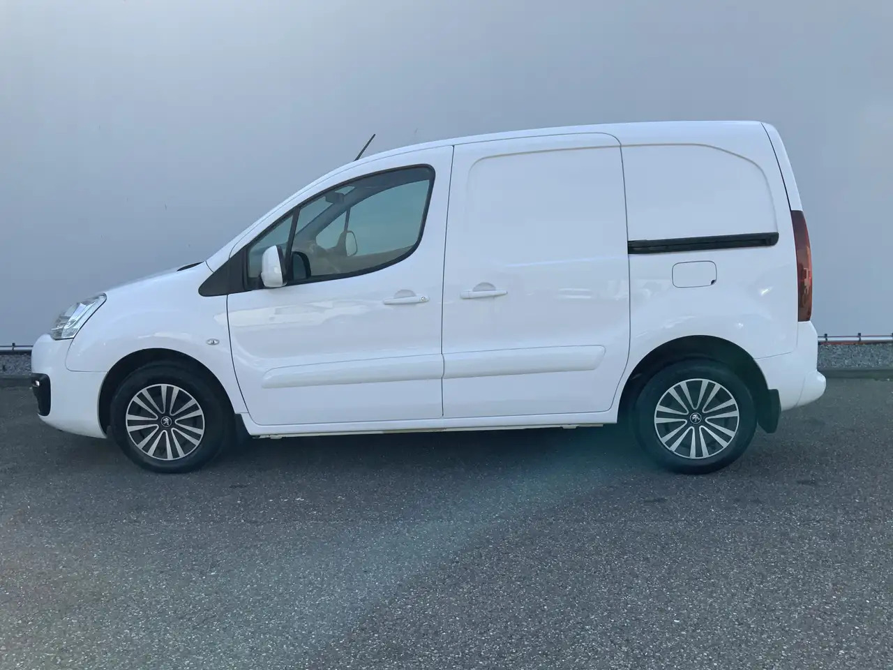 Peugeot Partner 122 1.6 BlueHDi Automaat hapert !!!100 L1 Premium - Kita technika: foto 3 Peugeot Partner 122 1.6 BlueHDi Automaat hapert !!!100 L1 Premium - Kita technika: foto 3