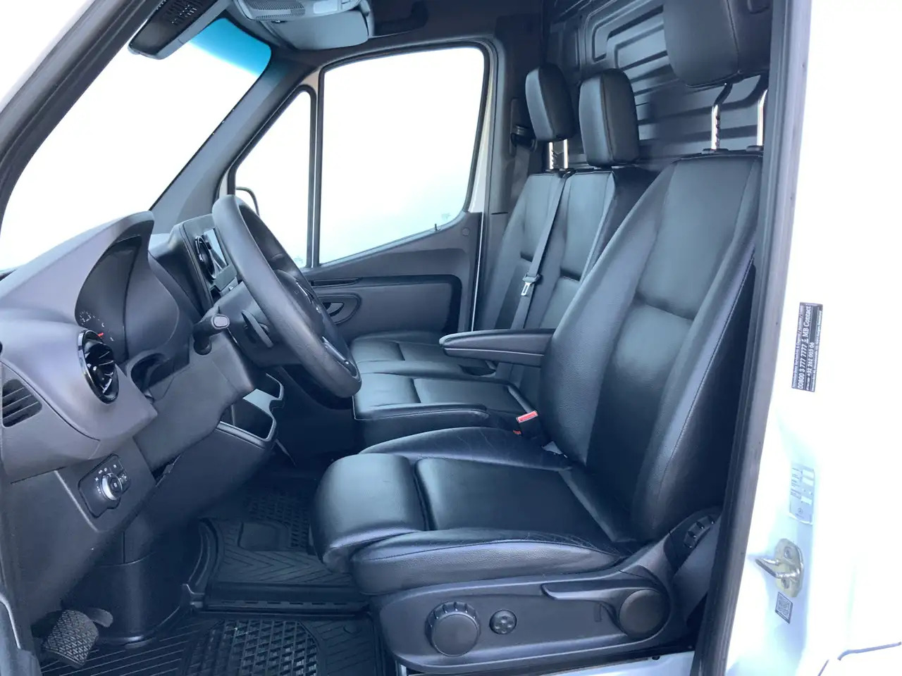 Mercedes-Benz Sprinter 319 3.0 CDI L2H2 Automaat Airco Navi Cruise Leer 3 - Krovininis mikroautobusas: foto 4 Mercedes-Benz Sprinter 319 3.0 CDI L2H2 Automaat Airco Navi Cruise Leer 3 - Krovininis mikroautobusas: foto 4
