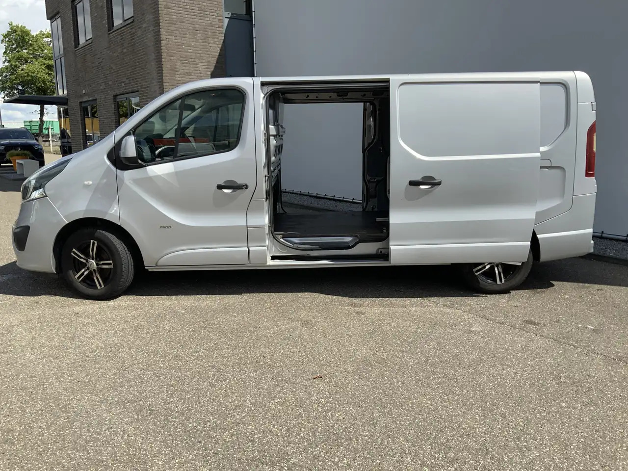 Opel Vivaro 1.6 CDTI L2H1 Sport EcoFlex (MOTOR DEFECT !!!!)Air - Krovininis mikroautobusas: foto 4 Opel Vivaro 1.6 CDTI L2H1 Sport EcoFlex (MOTOR DEFECT !!!!)Air - Krovininis mikroautobusas: foto 4