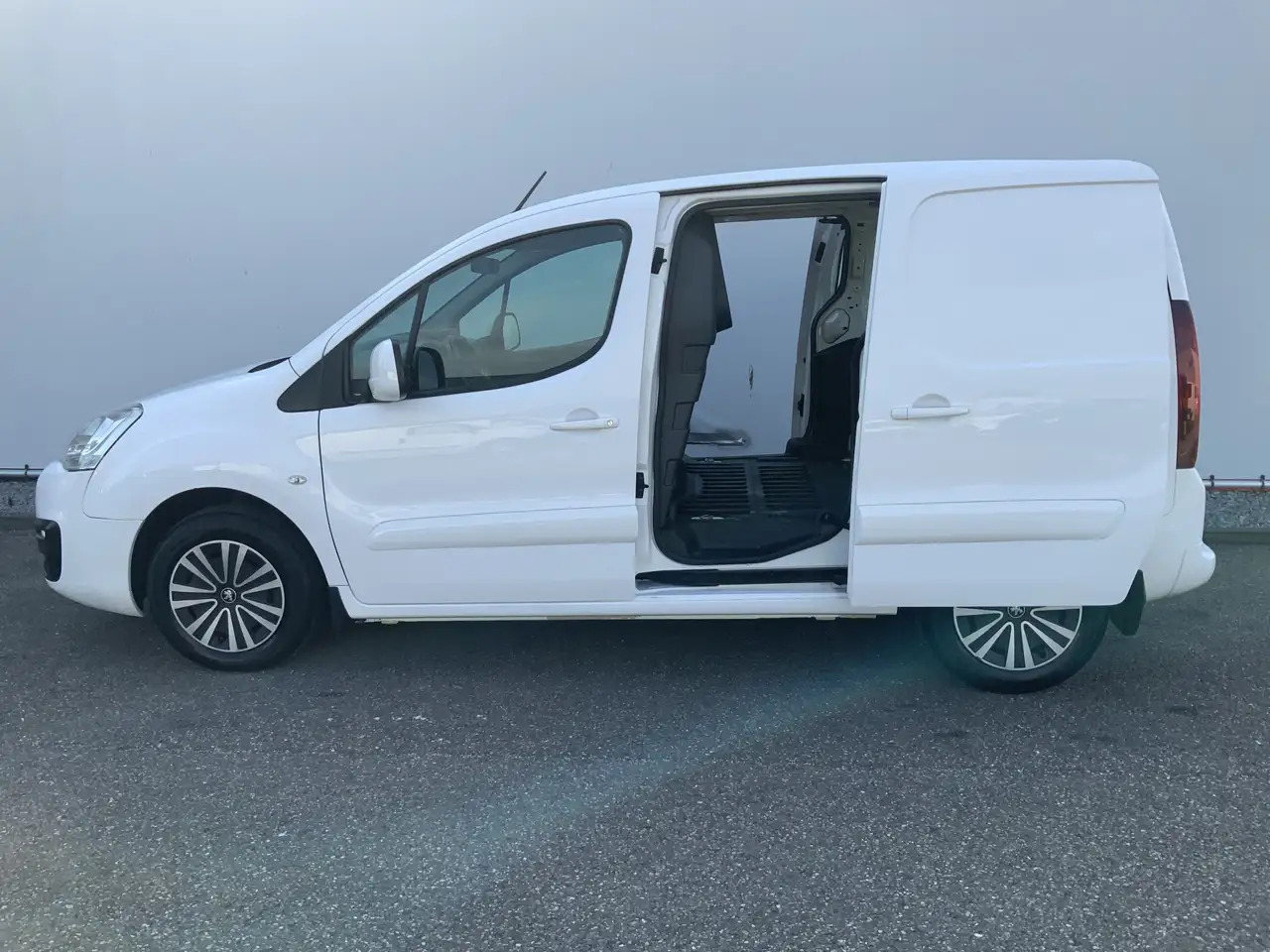 Peugeot Partner 122 1.6 BlueHDi Automaat hapert !!!100 L1 Premium - Mažas furgonas: foto 4 Peugeot Partner 122 1.6 BlueHDi Automaat hapert !!!100 L1 Premium - Mažas furgonas: foto 4