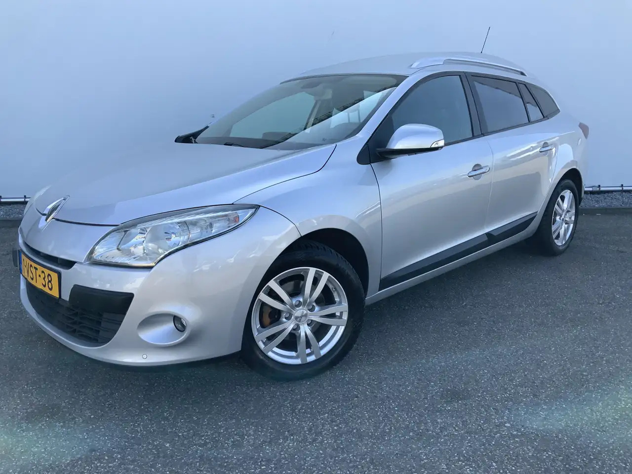 Renault Megane 1.5 dCi Expression Airco Navi Grijs Kenteken Euro - Lengvasis automobilis: foto 1 Renault Megane 1.5 dCi Expression Airco Navi Grijs Kenteken Euro - Lengvasis automobilis: foto 1