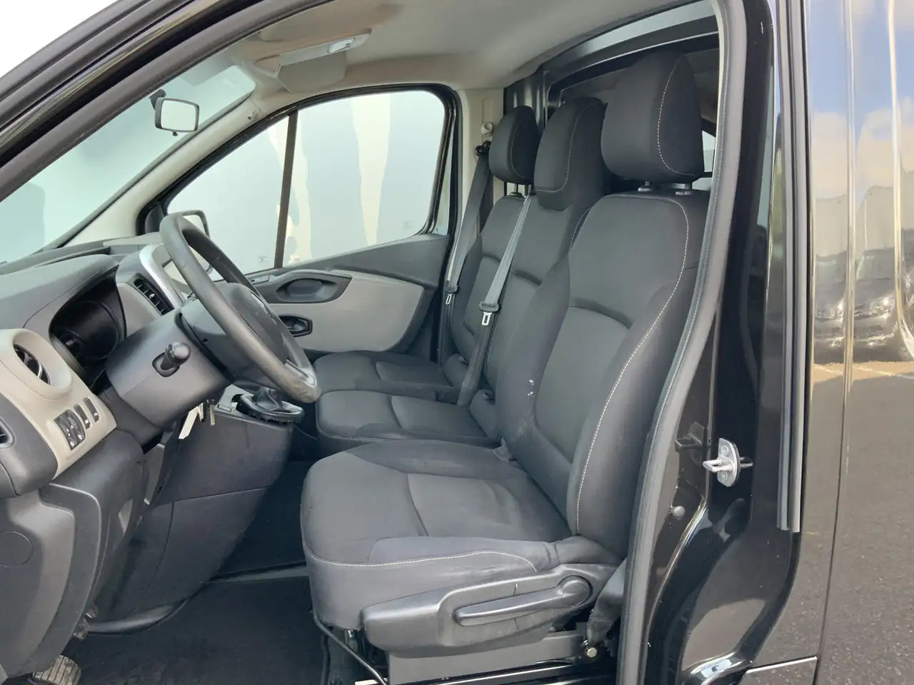 Renault Trafic 1.6 dCi T29 L2H1 Airco Cruise 3 Zits Navi Trekhaak - Krovininis mikroautobusas: foto 4 Renault Trafic 1.6 dCi T29 L2H1 Airco Cruise 3 Zits Navi Trekhaak - Krovininis mikroautobusas: foto 4