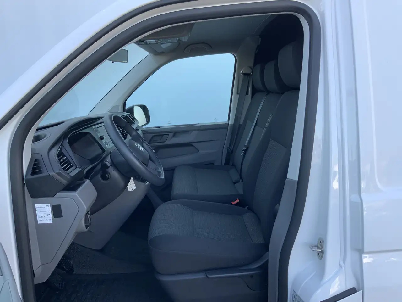 Volkswagen T6.1 Transporter 2.0 TDI L1H1 26 Economy Business Airco Cruise 3 Zi - Krovininis mikroautobusas: foto 4 Volkswagen T6.1 Transporter 2.0 TDI L1H1 26 Economy Business Airco Cruise 3 Zi - Krovininis mikroautobusas: foto 4