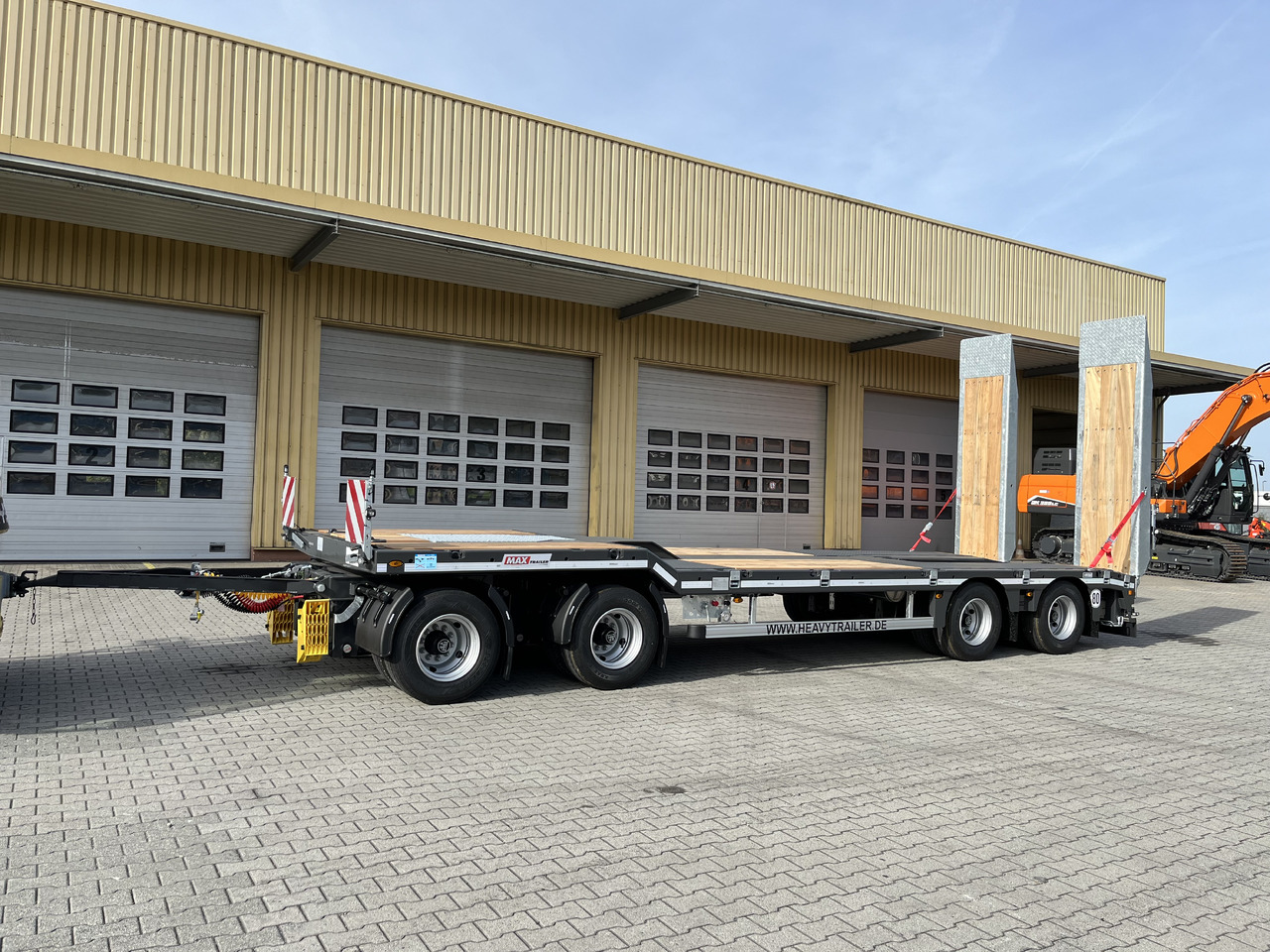 FAYMONVILLE MAX Trailer 4(2+2)-Achs-Anhänger mit hydr. Rampen - Žemo profilio platforma priekaba: foto 3 FAYMONVILLE MAX Trailer 4(2+2)-Achs-Anhänger mit hydr. Rampen - Žemo profilio platforma priekaba: foto 3