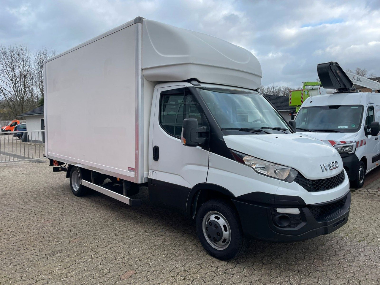 Iveco Daily Koffer 4.2m Ladebordwand Dhollandia Klima - Furgonas su krovinių dėže: foto 3 Iveco Daily Koffer 4.2m Ladebordwand Dhollandia Klima - Furgonas su krovinių dėže: foto 3