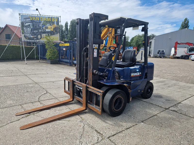 Caterpillar DP25K met breed vorkenbord - Dyzelinis krautuvas: foto 1 Caterpillar DP25K met breed vorkenbord - Dyzelinis krautuvas: foto 1