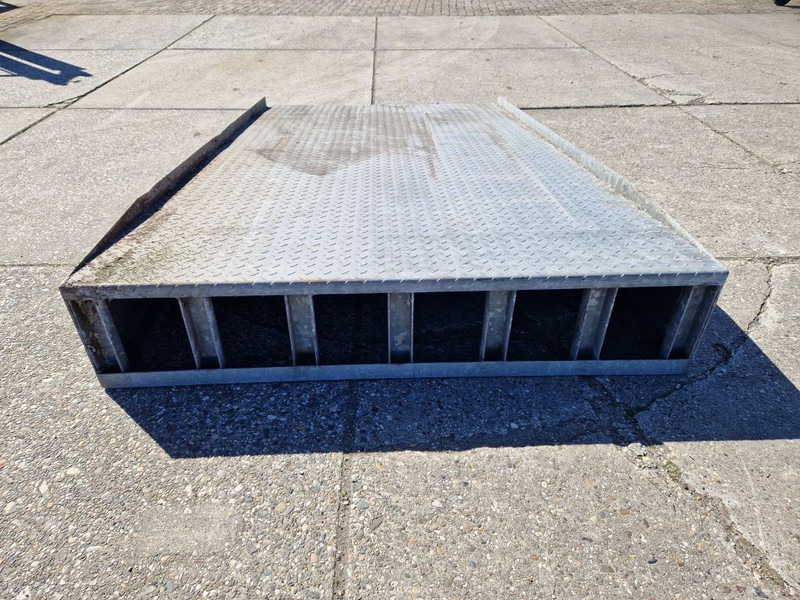 Diversen gegalvaniseerd zwaar uitgevoerd oprijplateau - Padargas: foto 4 Diversen gegalvaniseerd zwaar uitgevoerd oprijplateau - Padargas: foto 4