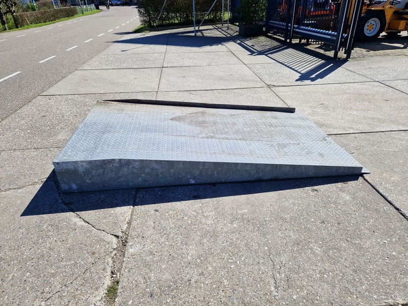 Diversen gegalvaniseerd zwaar uitgevoerd oprijplateau - Padargas: foto 2 Diversen gegalvaniseerd zwaar uitgevoerd oprijplateau - Padargas: foto 2