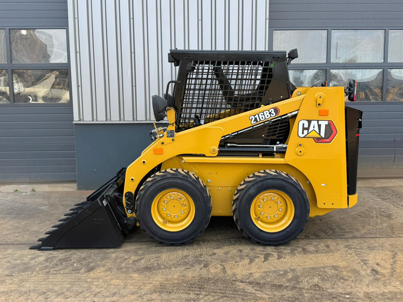 Caterpillar 216B3 - Krautuvas: foto 1 Caterpillar 216B3 - Krautuvas: foto 1