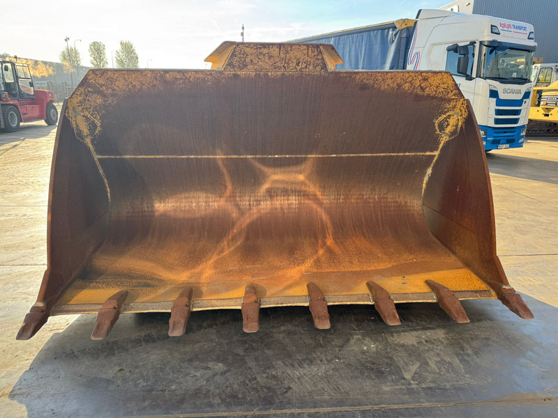 Caterpillar 980M Bucket with teeth, Volvo groot - Kaušas: foto 1 Caterpillar 980M Bucket with teeth, Volvo groot - Kaušas: foto 1