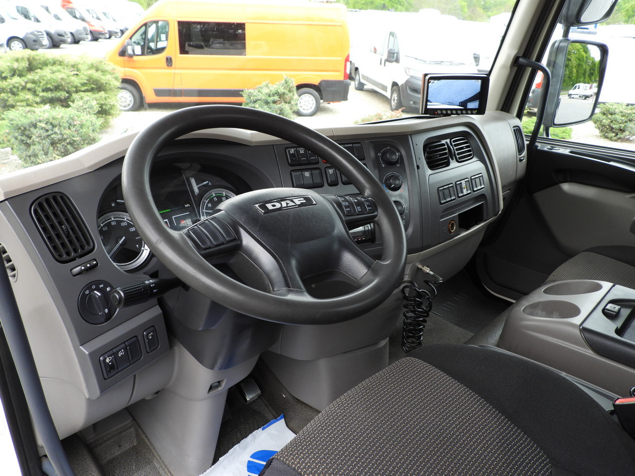 DAF LF 180 THREE-WAY TIPPER CRUISE CONTROL LED LIGHTS AUTOMATIC TRANSMISSION  TWIN WHEELS AIR CONDITIONING  180HP - Mažas savivartis: foto 2 DAF LF 180 THREE-WAY TIPPER CRUISE CONTROL LED LIGHTS AUTOMATIC TRANSMISSION  TWIN WHEELS AIR CONDITIONING  180HP - Mažas savivartis: foto 2