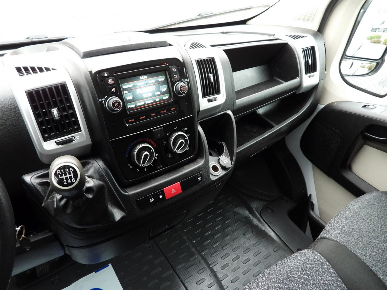 Furgonas su krovinių dėže FIAT DUCATO BOX LIFT 8 PALLETS CRUISE CONTROL NAVIGATION LED LIGHTS AIR CONDITIONING 130HP: foto 30 Furgonas su krovinių dėže FIAT DUCATO BOX LIFT 8 PALLETS CRUISE CONTROL NAVIGATION LED LIGHTS AIR CONDITIONING 130HP: foto 30