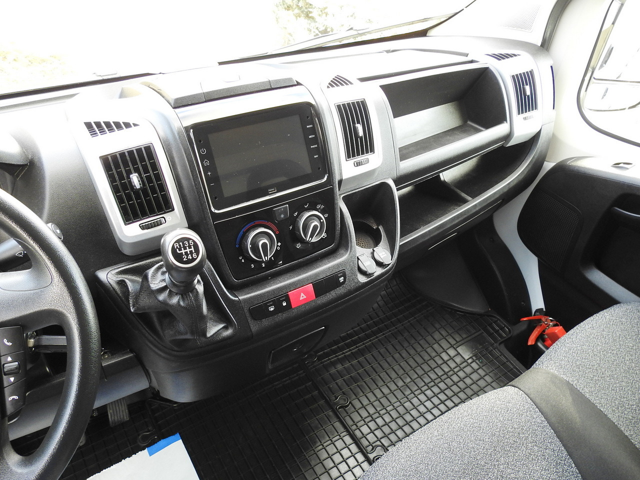 Furgonas su krovinių dėže FIAT DUCATO  BOX LIFT 8 PALLETS CRUISE CONTROL NAVIGATION LED LIGHTS AIR CONDITIONING  130HP: foto 30