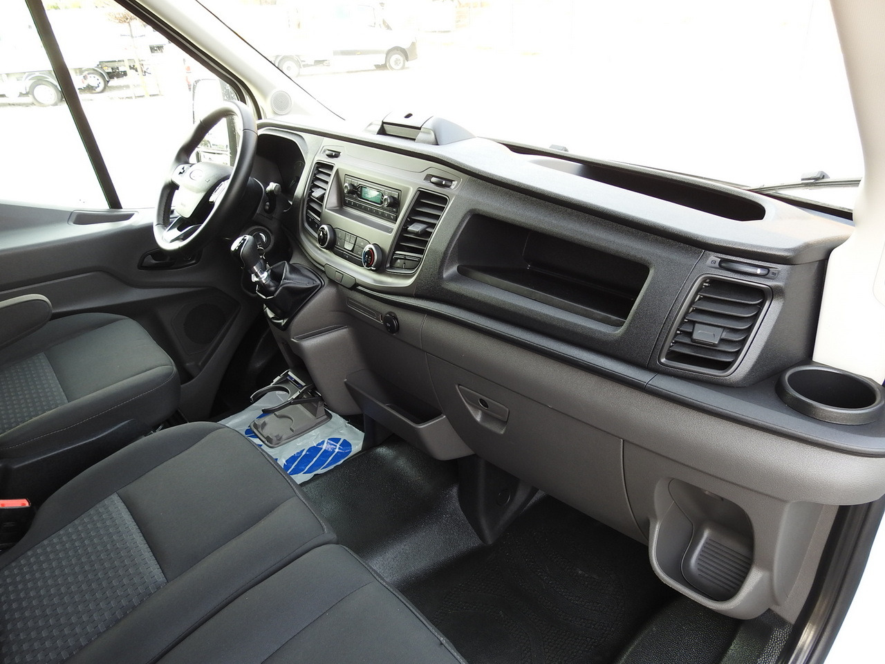 Furgonas su krovinių dėže FORD TRANSIT BOX LIFT 8 PALLETS CRUISE CONTROL AIR CONDITIONING 130HP: foto 43 Furgonas su krovinių dėže FORD TRANSIT BOX LIFT 8 PALLETS CRUISE CONTROL AIR CONDITIONING 130HP: foto 43