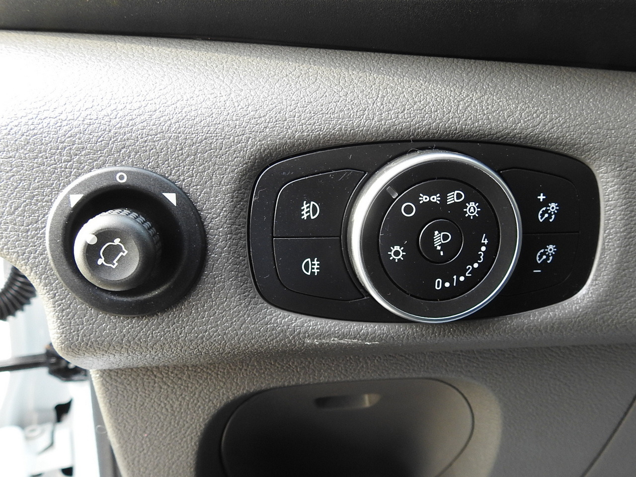 Furgonas su krovinių dėže FORD TRANSIT BOX LIFT 8 PALLETS CRUISE CONTROL AIR CONDITIONING 130HP: foto 28 Furgonas su krovinių dėže FORD TRANSIT BOX LIFT 8 PALLETS CRUISE CONTROL AIR CONDITIONING 130HP: foto 28