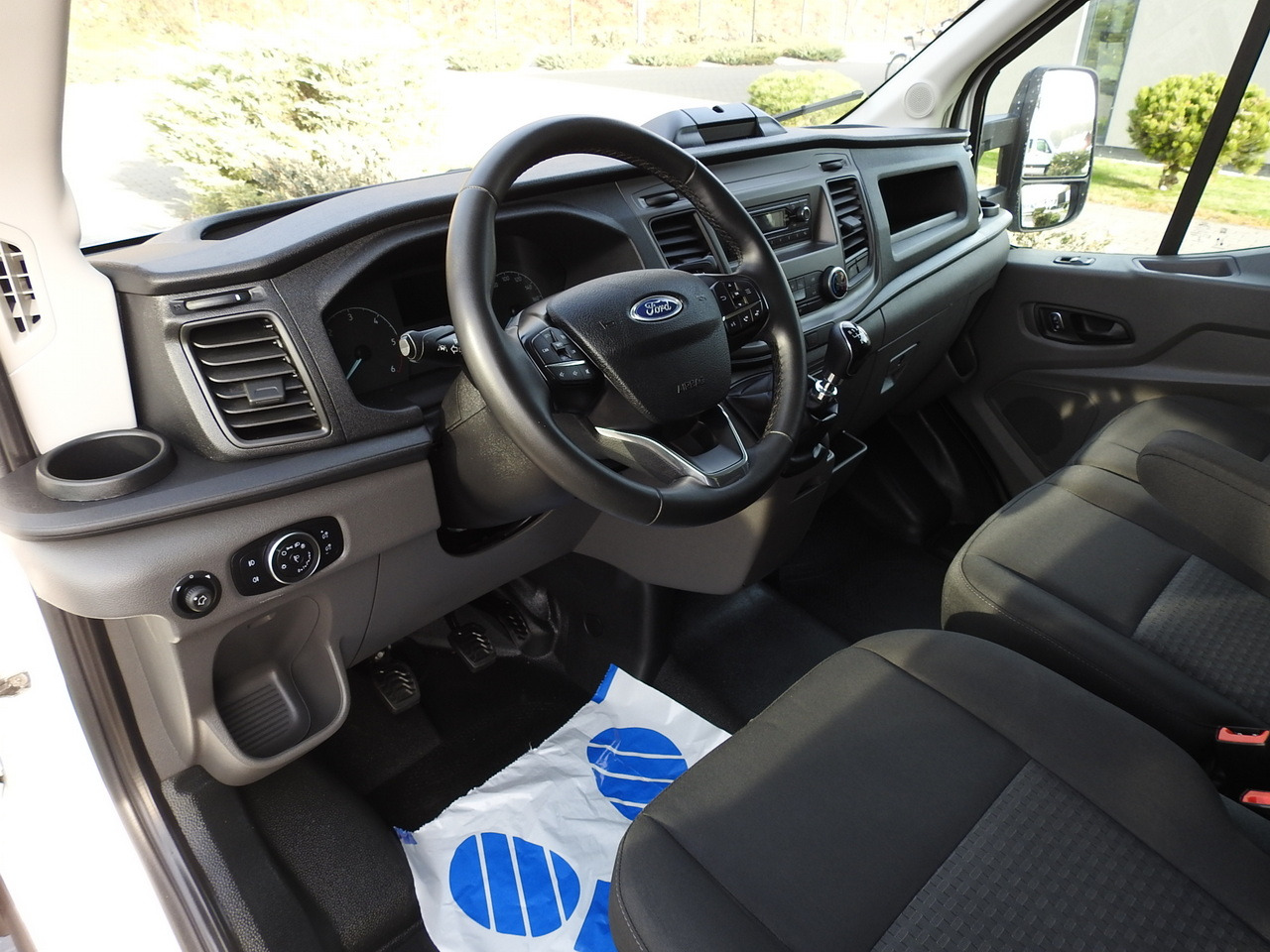 FORD TRANSIT BOX LIFT 8 PALLETS CRUISE CONTROL AIR CONDITIONING 130HP - Furgonas su krovinių dėže: foto 2 FORD TRANSIT BOX LIFT 8 PALLETS CRUISE CONTROL AIR CONDITIONING 130HP - Furgonas su krovinių dėže: foto 2