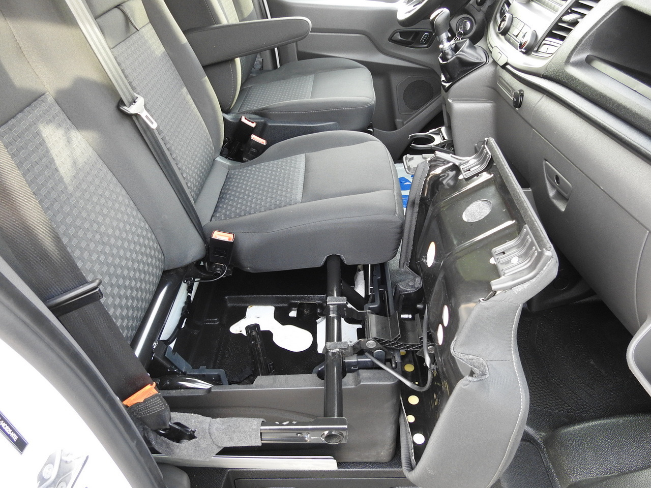 Furgonas su krovinių dėže FORD TRANSIT BOX LIFT 8 PALLETS CRUISE CONTROL AIR CONDITIONING 130HP: foto 44 Furgonas su krovinių dėže FORD TRANSIT BOX LIFT 8 PALLETS CRUISE CONTROL AIR CONDITIONING 130HP: foto 44