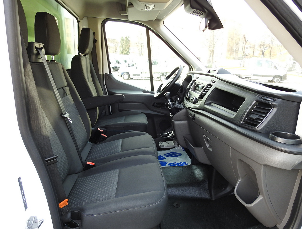 Furgonas su krovinių dėže FORD TRANSIT BOX LIFT 8 PALLETS CRUISE CONTROL AIR CONDITIONING 130HP: foto 42 Furgonas su krovinių dėže FORD TRANSIT BOX LIFT 8 PALLETS CRUISE CONTROL AIR CONDITIONING 130HP: foto 42