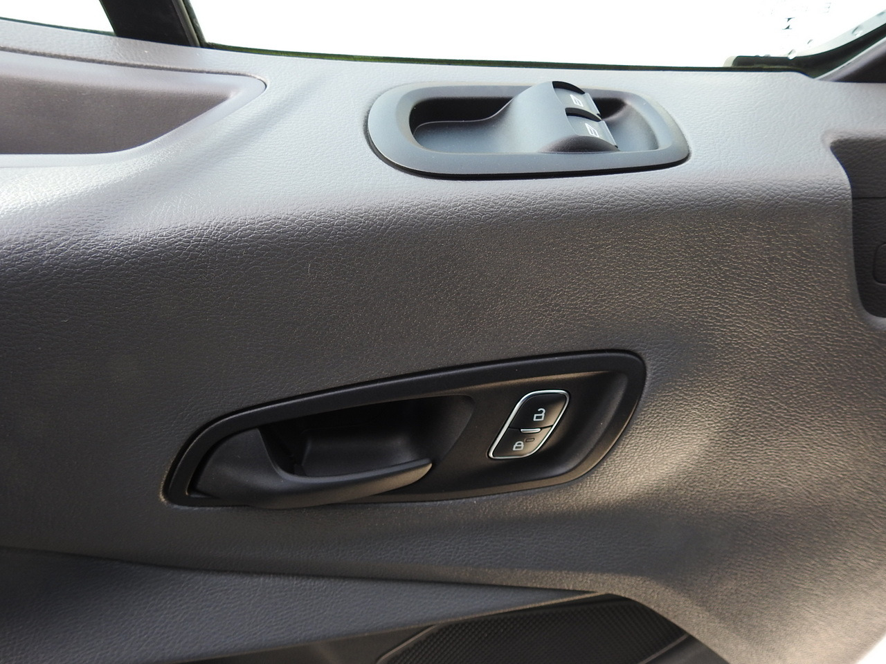 Furgonas su krovinių dėže FORD TRANSIT BOX LIFT 8 PALLETS CRUISE CONTROL AIR CONDITIONING 130HP: foto 27 Furgonas su krovinių dėže FORD TRANSIT BOX LIFT 8 PALLETS CRUISE CONTROL AIR CONDITIONING 130HP: foto 27