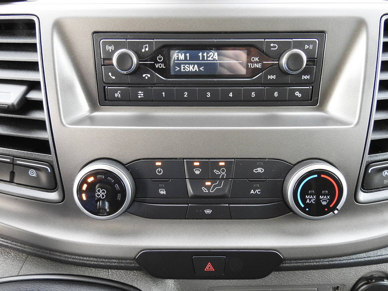 Furgonas su krovinių dėže FORD TRANSIT BOX LIFT 8 PALLETS CRUISE CONTROL AIR CONDITIONING 130HP: foto 37 Furgonas su krovinių dėže FORD TRANSIT BOX LIFT 8 PALLETS CRUISE CONTROL AIR CONDITIONING 130HP: foto 37