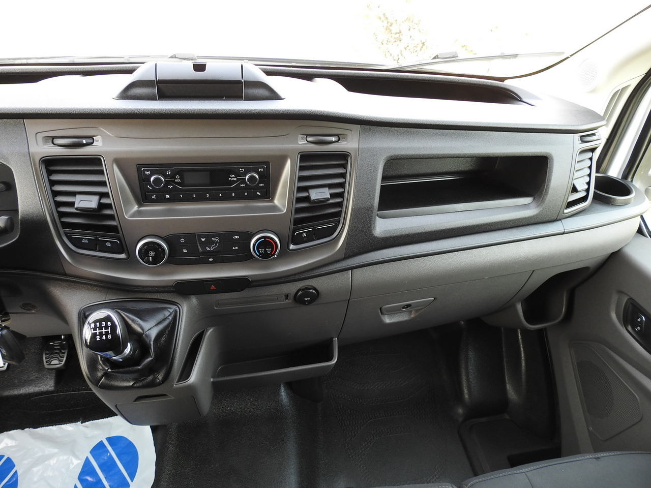 Furgonas su krovinių dėže FORD TRANSIT BOX LIFT 8 PALLETS CRUISE CONTROL AIR CONDITIONING 130HP: foto 35 Furgonas su krovinių dėže FORD TRANSIT BOX LIFT 8 PALLETS CRUISE CONTROL AIR CONDITIONING 130HP: foto 35