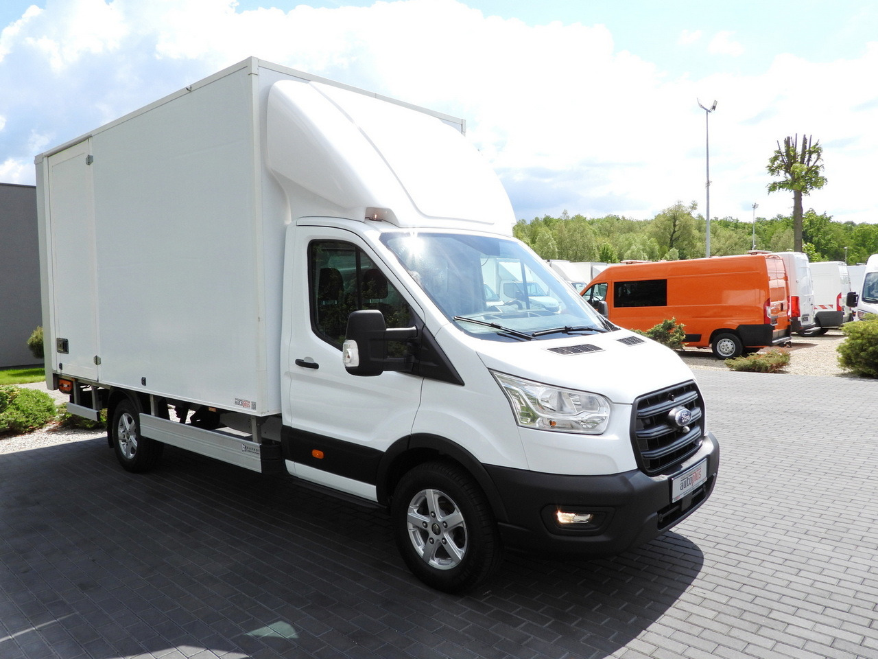 FORD TRANSIT BOX LIFT 8 PALLETS CRUISE CONTROL LED LIGHTS AIR CONDITIONING 130HP - Furgonas su krovinių dėže: foto 4 FORD TRANSIT BOX LIFT 8 PALLETS CRUISE CONTROL LED LIGHTS AIR CONDITIONING 130HP - Furgonas su krovinių dėže: foto 4