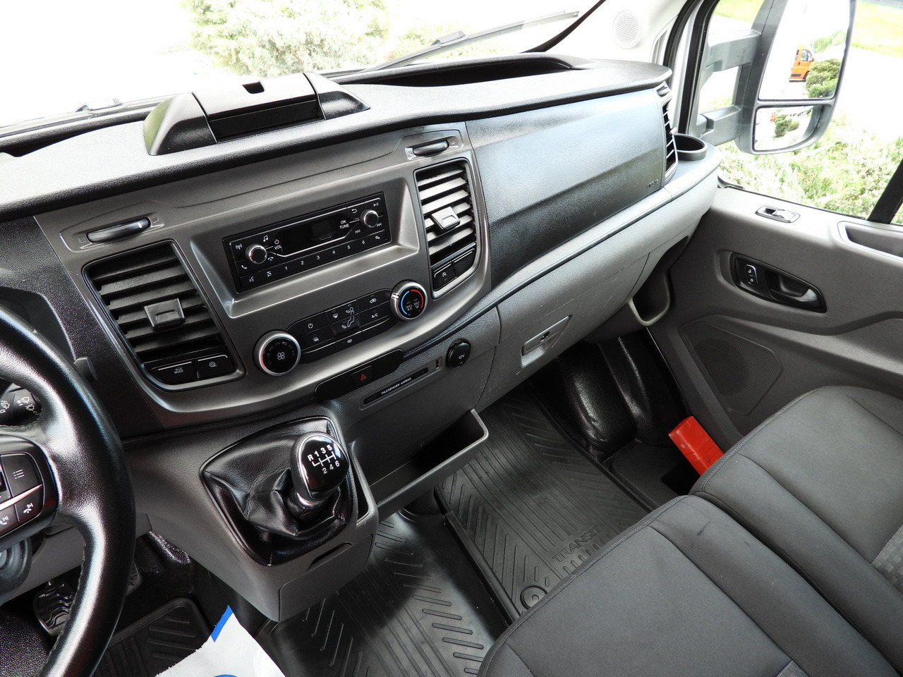 Furgonas šaldytuvas FORD TRANSIT  BOX LIFT 8 PALLETS CRUISE CONTROL LED LIGHTS AIR CONDITIONING  130HP: foto 42