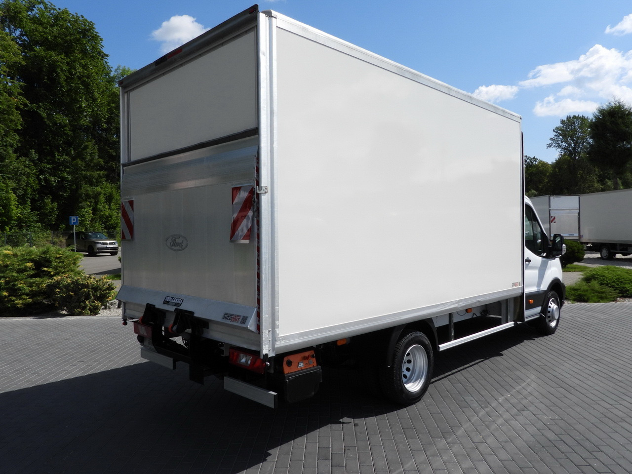 FORD TRANSIT BOX LIFT 8 PALLETS CRUISE CONTROL LED LIGHTS TWIN WHEELS AIR CONDITIONING 130HP - Furgonas su krovinių dėže: foto 3 FORD TRANSIT BOX LIFT 8 PALLETS CRUISE CONTROL LED LIGHTS TWIN WHEELS AIR CONDITIONING 130HP - Furgonas su krovinių dėže: foto 3