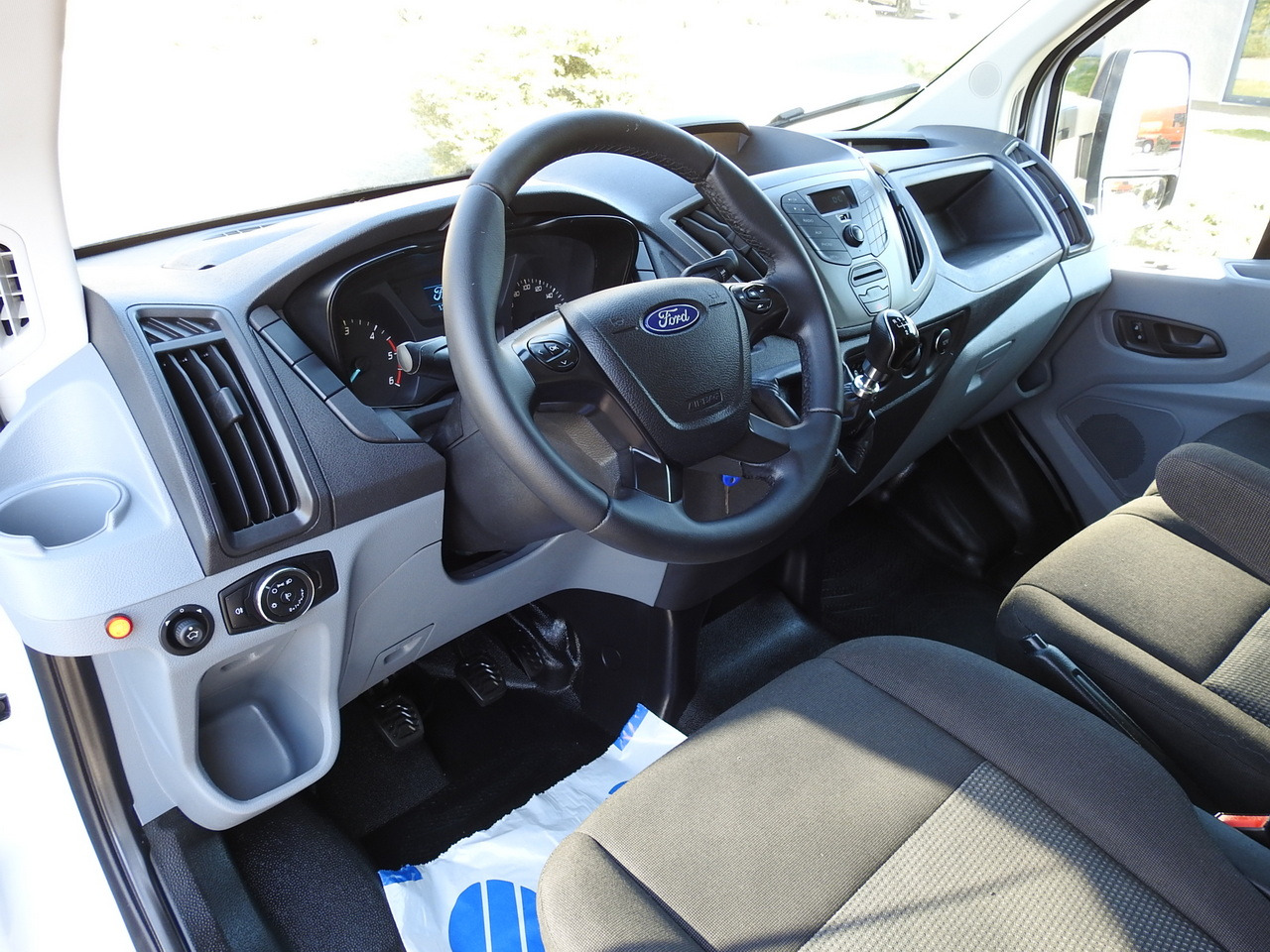 FORD TRANSIT  BOX LIFT 8 PALLETS TWIN WHEELS AIR CONDITIONING  130HP - Furgonas šaldytuvas: foto 2 FORD TRANSIT  BOX LIFT 8 PALLETS TWIN WHEELS AIR CONDITIONING  130HP - Furgonas šaldytuvas: foto 2