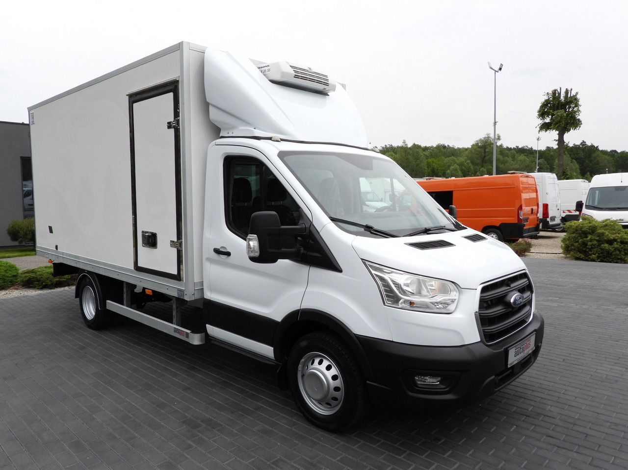 FORD TRANSIT BOX / REFRIGERATOR BOX 5*C / CRUISE CONTROL LED LIGHTS TWIN WHEELS AIR CONDITIONING 130HP - Furgonas su krovinių dėže: foto 4 FORD TRANSIT BOX / REFRIGERATOR BOX 5*C / CRUISE CONTROL LED LIGHTS TWIN WHEELS AIR CONDITIONING 130HP - Furgonas su krovinių dėže: foto 4