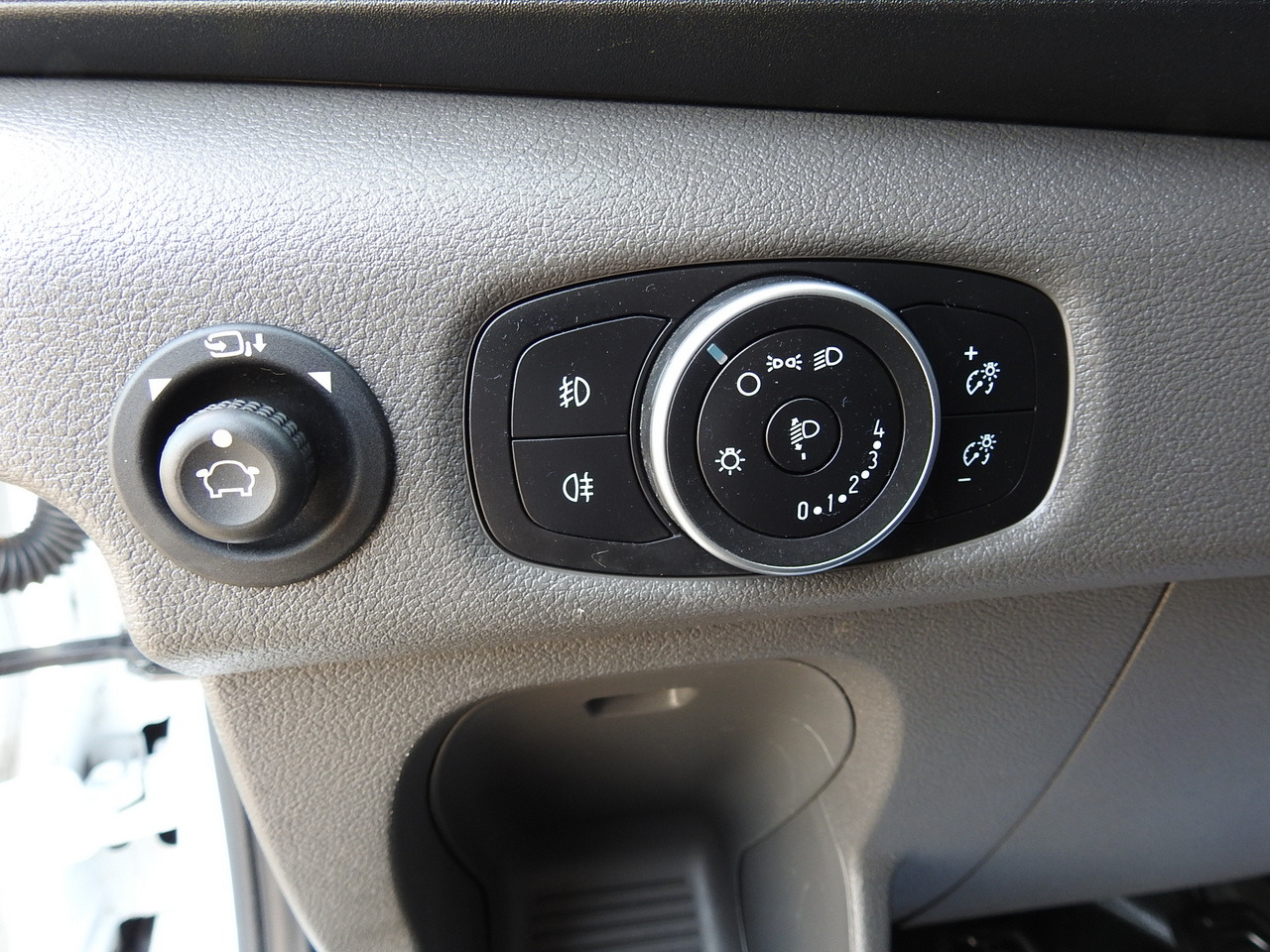 Furgonas šaldytuvas FORD TRANSIT REFRIGERATOR VAN 0*C HEATING FUNCTION CRUISE CONTROL AIR CONDITIONING LED LIGHTS 130HP: foto 31 Furgonas šaldytuvas FORD TRANSIT REFRIGERATOR VAN 0*C HEATING FUNCTION CRUISE CONTROL AIR CONDITIONING LED LIGHTS 130HP: foto 31