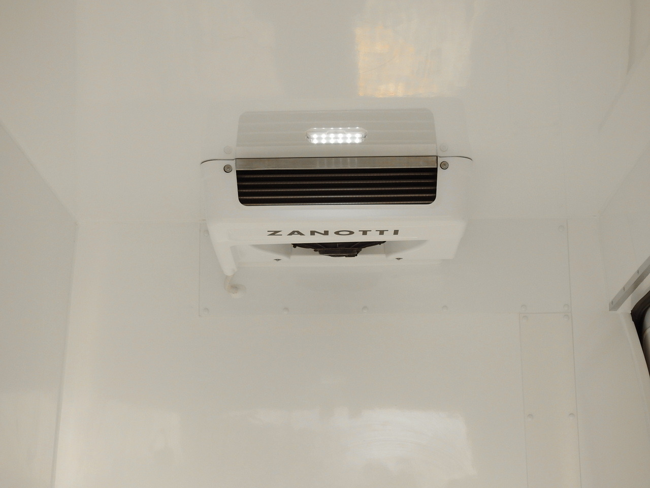 Furgonas šaldytuvas FORD TRANSIT  REFRIGERATOR VAN 0°C HEATING FUNCTION CRUISE CONTROL LED LIGHTS AIR CONDITIONING  130HP: foto 24