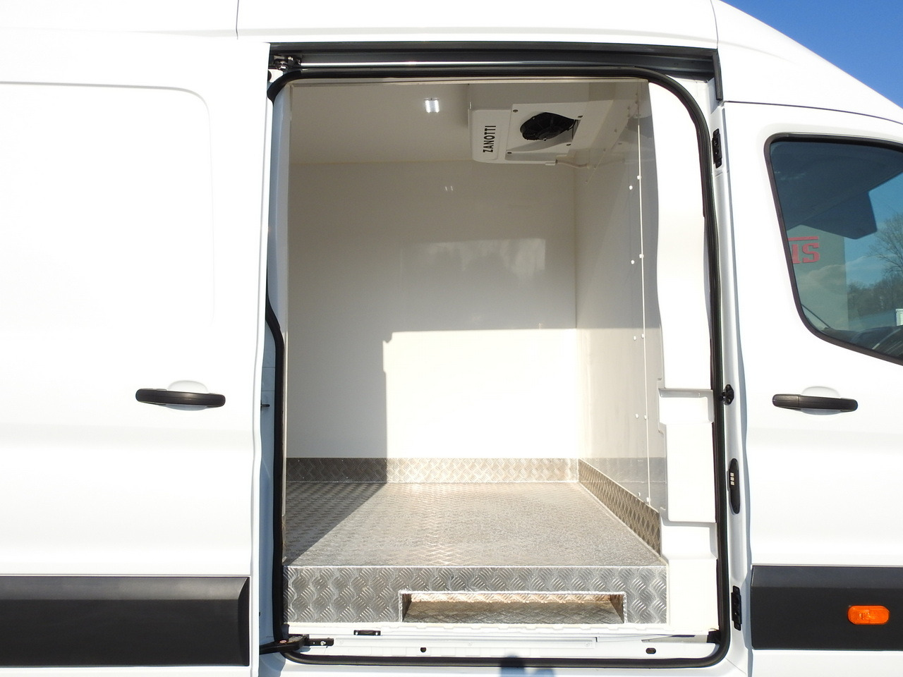 Furgonas šaldytuvas FORD TRANSIT  REFRIGERATOR VAN 0°C HEATING FUNCTION CRUISE CONTROL LED LIGHTS AIR CONDITIONING  130HP: foto 22