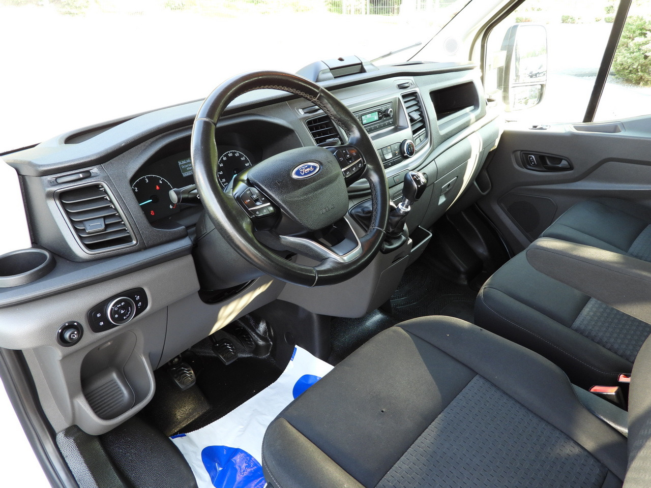 FORD TRANSIT STAKE BODY DOUBLE CABIN DOKA 7 SEATS TWIN WHEELS AIR CONDITIONING 130HP - Bortinis automobilis: foto 2 FORD TRANSIT STAKE BODY DOUBLE CABIN DOKA 7 SEATS TWIN WHEELS AIR CONDITIONING 130HP - Bortinis automobilis: foto 2