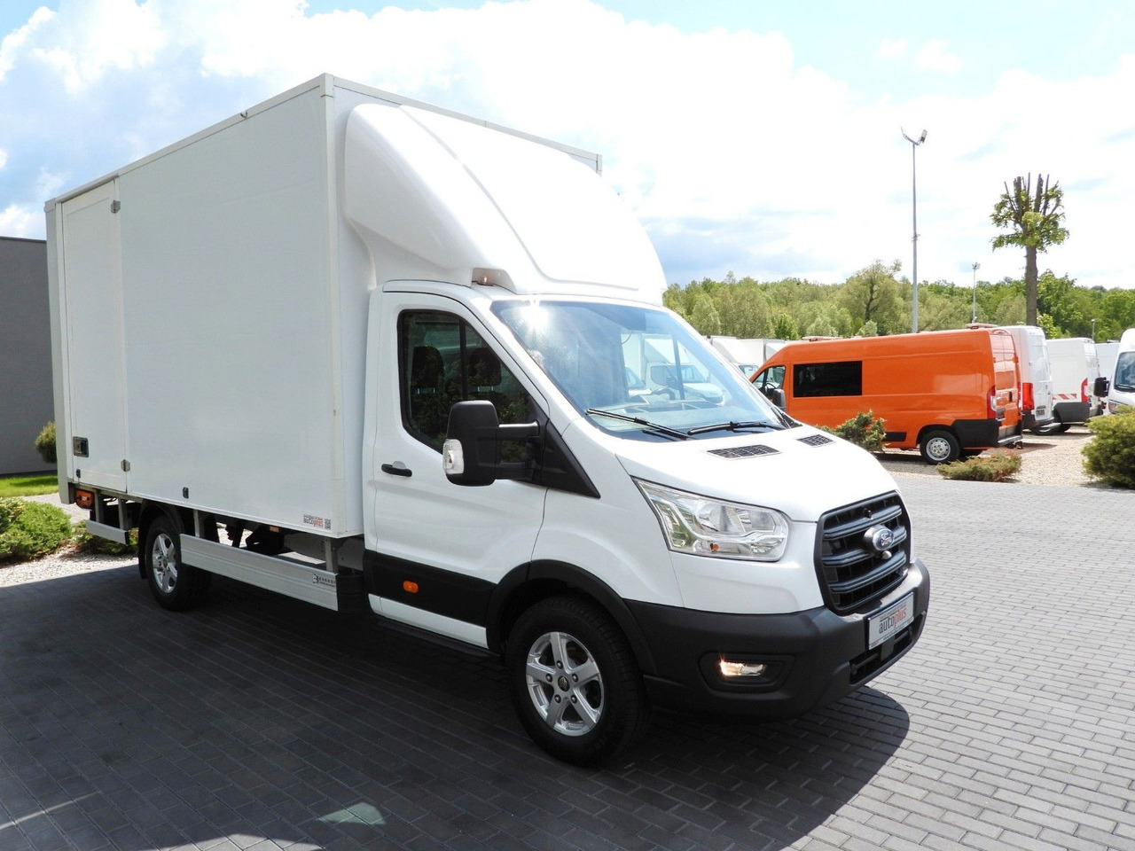 Ford TRANSIT KOFFER AUFZUG 8 PALETTEN TEMPOMAT - Furgonas su krovinių dėže: foto 4 Ford TRANSIT KOFFER AUFZUG 8 PALETTEN TEMPOMAT - Furgonas su krovinių dėže: foto 4