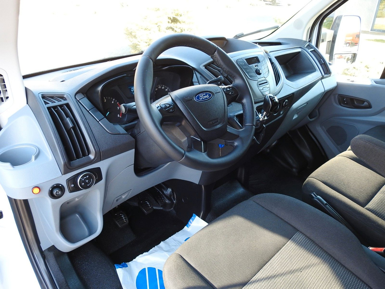Ford TRANSIT KOFFER AUFZUG 8 PALETTEN ZWILLINGSRÄDER - Furgonas su krovinių dėže: foto 2 Ford TRANSIT KOFFER AUFZUG 8 PALETTEN ZWILLINGSRÄDER - Furgonas su krovinių dėže: foto 2