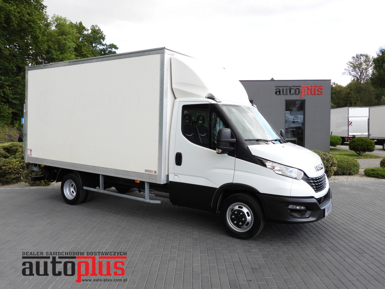 IVECO DAILY 35C16 BOX LIFT 8 PALLETS CRUISE CONTROL TWIN WHEELS AIR CONDITIONING 160HP - Furgonas su krovinių dėže: foto 1 IVECO DAILY 35C16 BOX LIFT 8 PALLETS CRUISE CONTROL TWIN WHEELS AIR CONDITIONING 160HP - Furgonas su krovinių dėže: foto 1