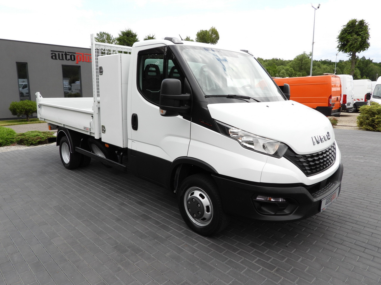 IVECO DAILY 35C16 TIPPER CRUISE CONTROL TWIN WHEELS AIR CONDITIONING 160HP - Mažas savivartis: foto 4 IVECO DAILY 35C16 TIPPER CRUISE CONTROL TWIN WHEELS AIR CONDITIONING 160HP - Mažas savivartis: foto 4